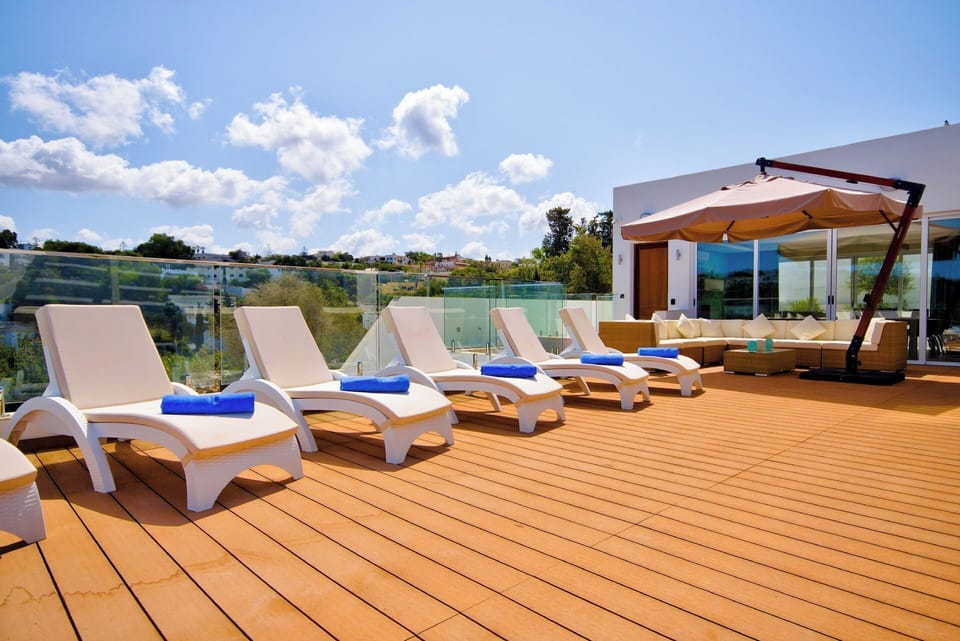 Indoor pool, sun loungers