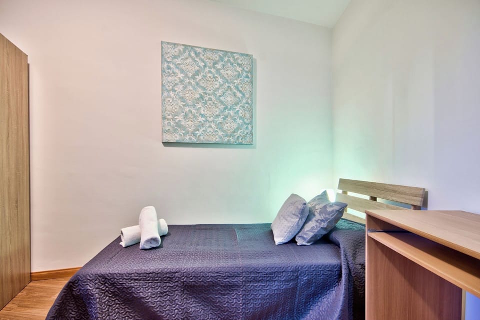 2 bedrooms, laptop workspace, iron/ironing board, bed sheets
