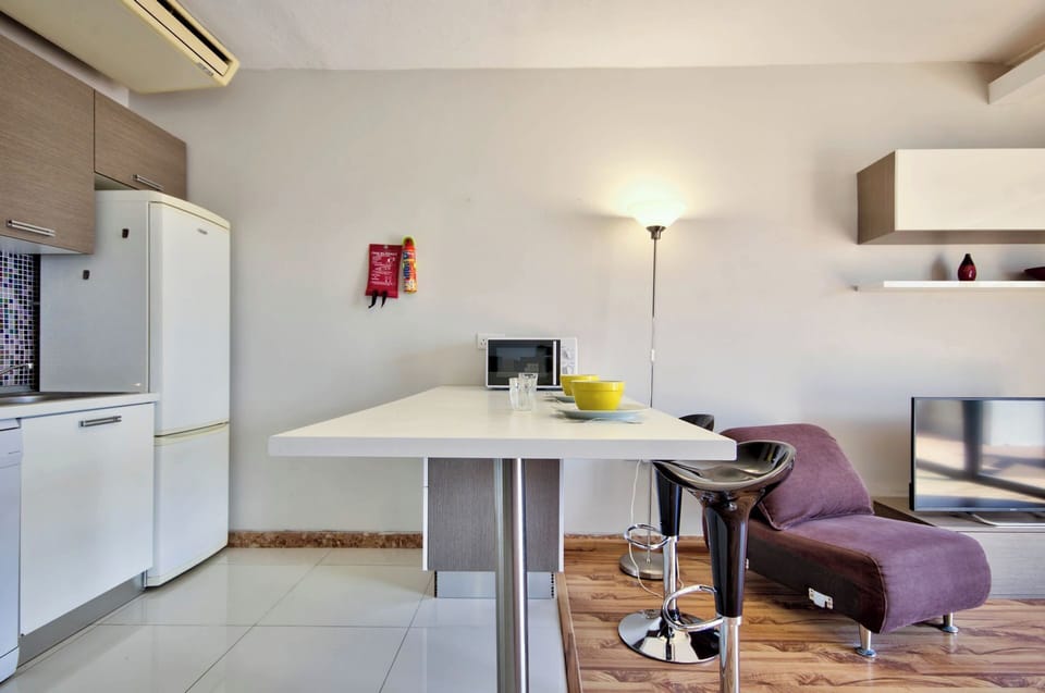 Fridge, oven, dishwasher, highchair