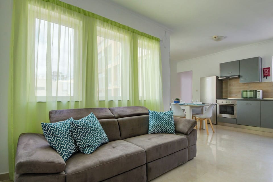 Apartment (3 Bedrooms) | Living area | TV