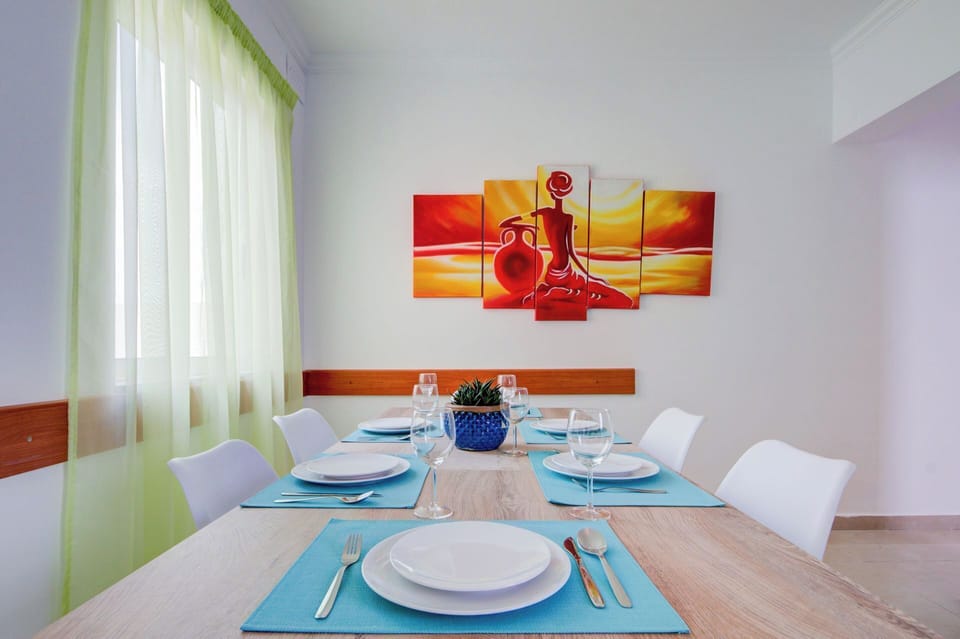 Apartment (3 Bedrooms) | In-room dining