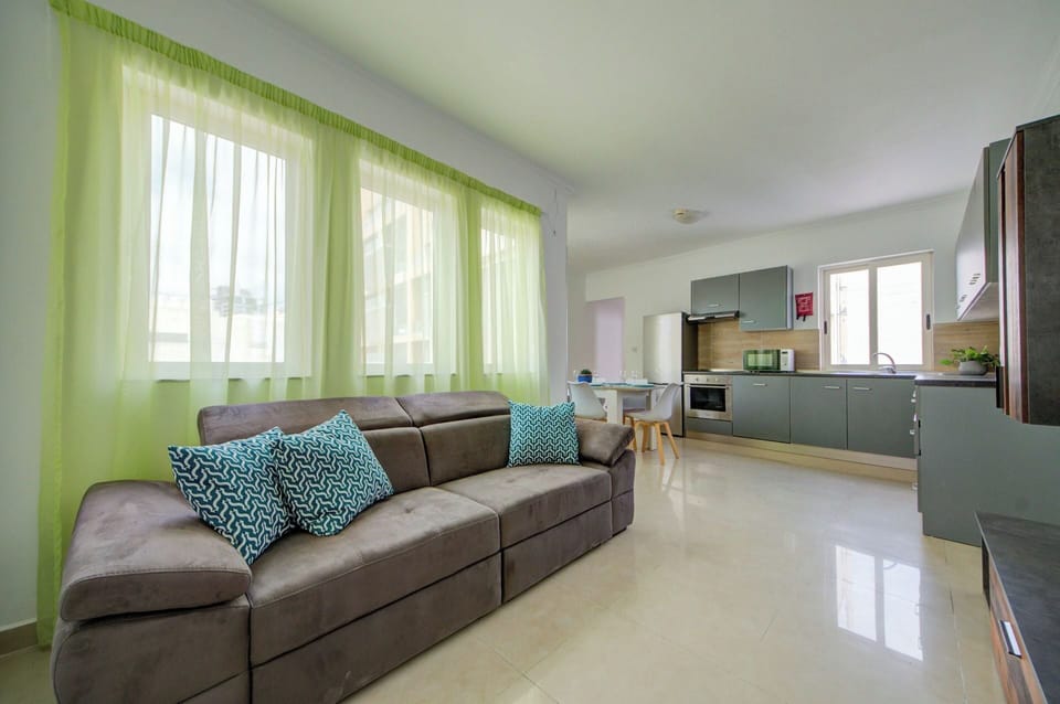 Apartment (3 Bedrooms) | Living area | TV