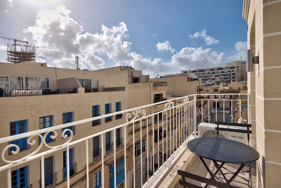 Apartment (3 Bedrooms) | Balcony