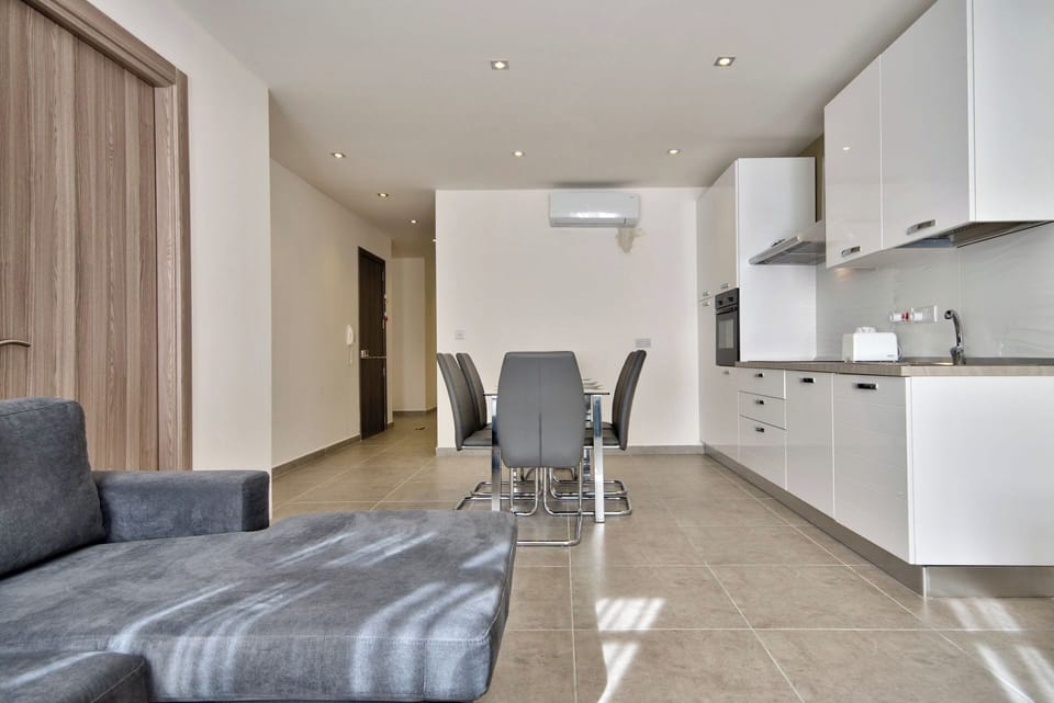 Apartment (3 Bedrooms) | Living area | TV