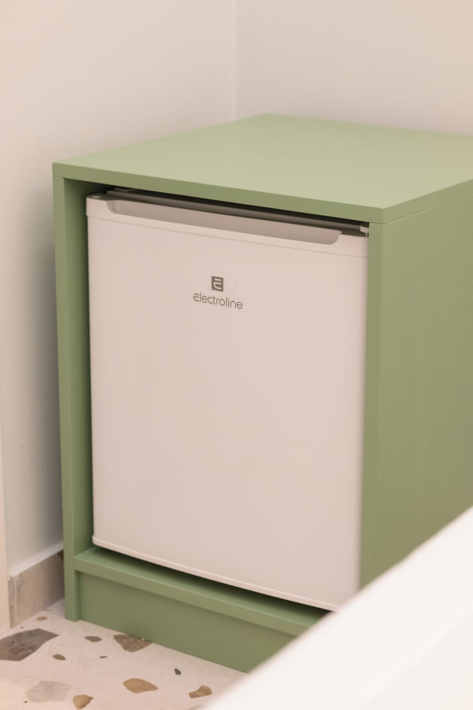 Basic Room | Mini-refrigerator