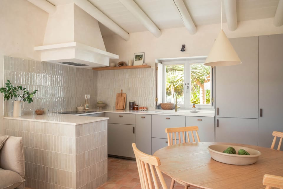 Kitchen & dining table