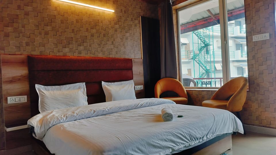 Deluxe Double Room, Balcony, Mountain View | Free WiFi, bed sheets