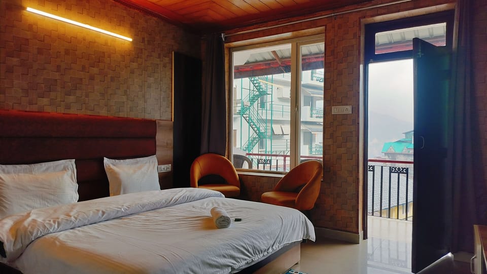 Deluxe Double Room, Balcony, Mountain View | Free WiFi, bed sheets