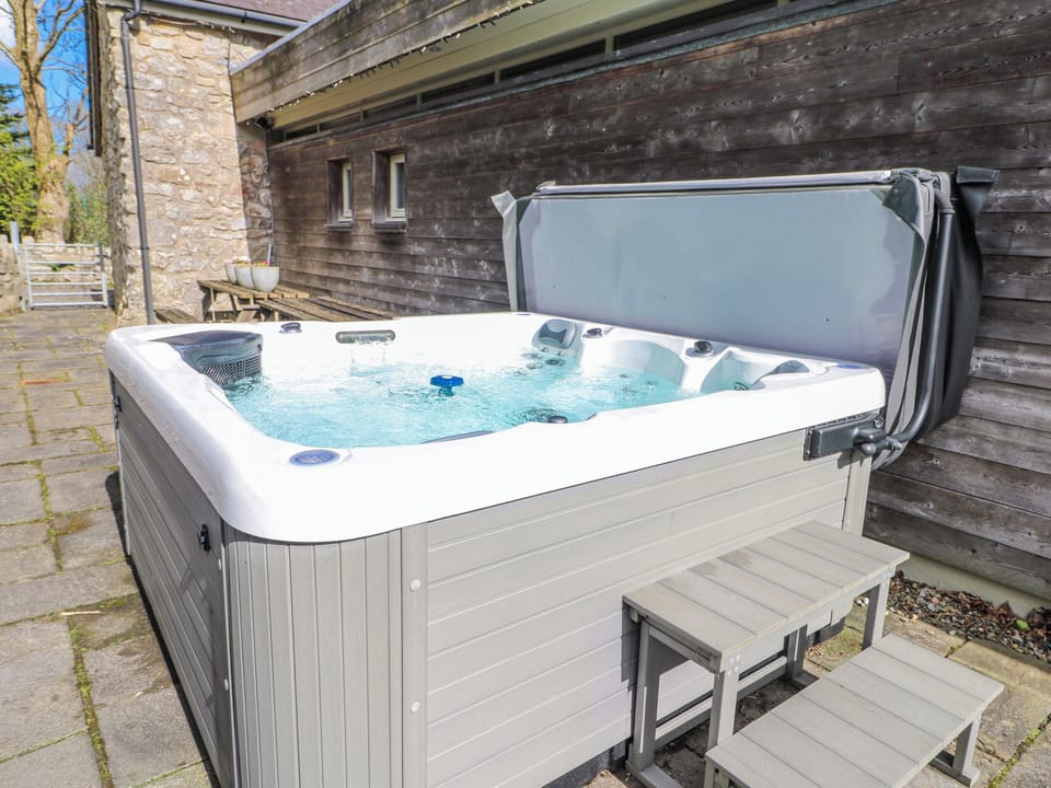 Cottage | Outdoor spa tub