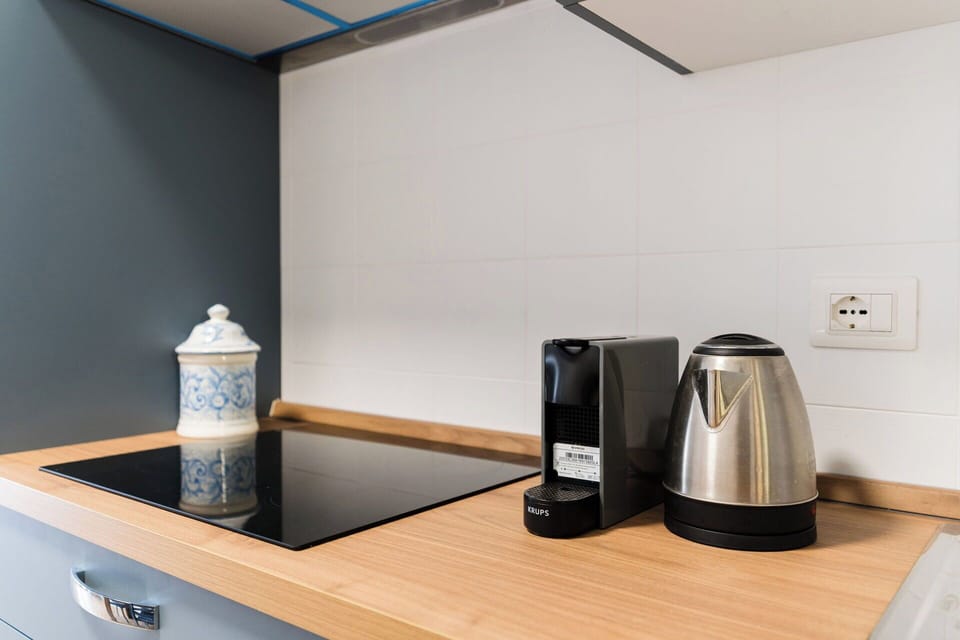 Kitchen Appliance, Interior Design, Kitchen, Home Appliance, Countertop, Lighting, Tableware, Small Appliance, Room