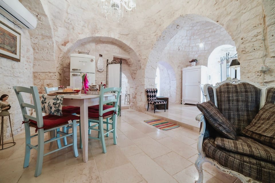 Wall, Furniture, Interior Design, Flooring, Ceiling, Chair, Apartment, Kitchen & Dining Room Table, Stone Wall, Vault