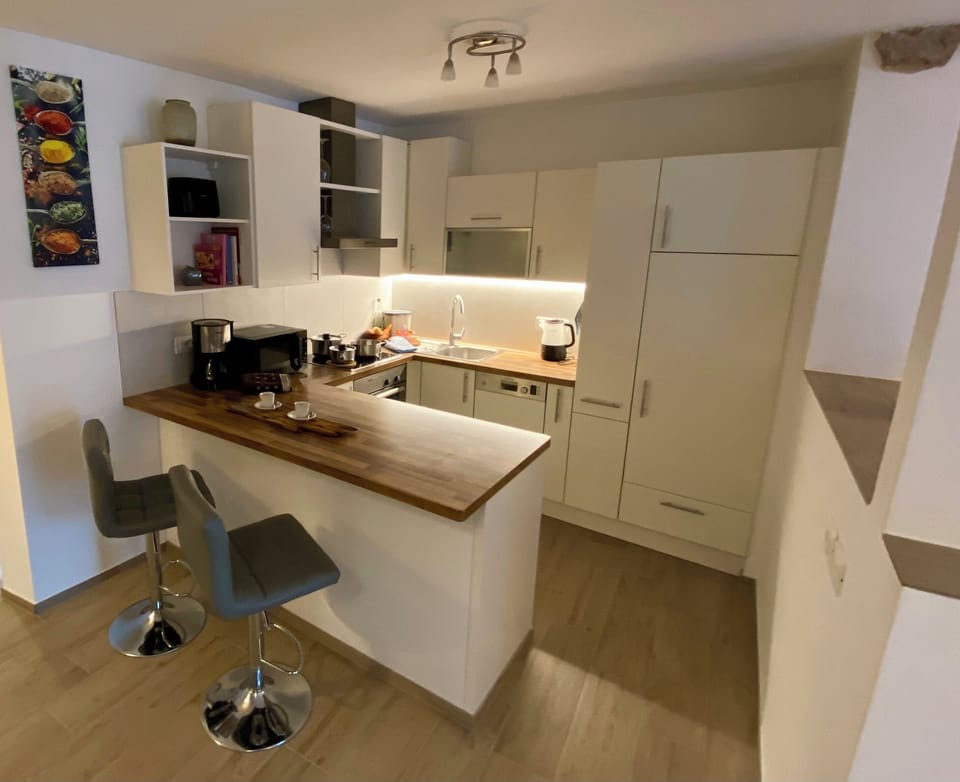 Deluxe Apartment, Valley View | Private kitchen