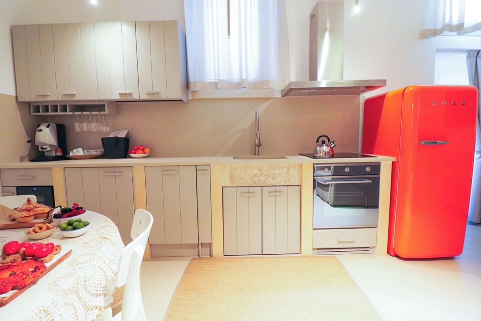 Kitchen Appliance, Kitchen, Major Appliance, Interior Design, Countertop, Furniture, Home Appliance, Wood, Refrigerator, Flooring