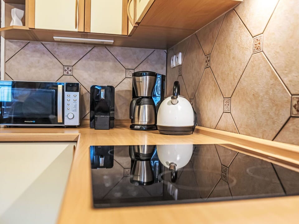 Kitchen Appliance, Kitchen, Major Appliance, Countertop, Flooring, Home Appliance, Interior Design, Floor, Cabinetry, Small Appliance