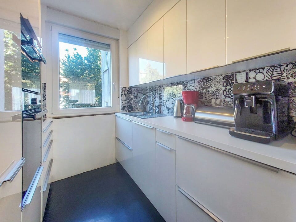 Kitchen, Countertop, Kitchen Appliance, Major Appliance, Interior Design, Flooring, Cabinetry, Apartment, Floor, Home Appliance