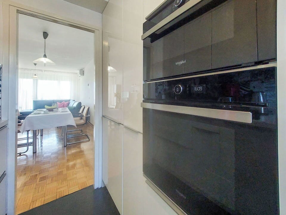 Major Appliance, Kitchen Appliance, Kitchen, Home Appliance, Cabinetry, Flooring, Interior Design, Floor, Countertop, Lighting