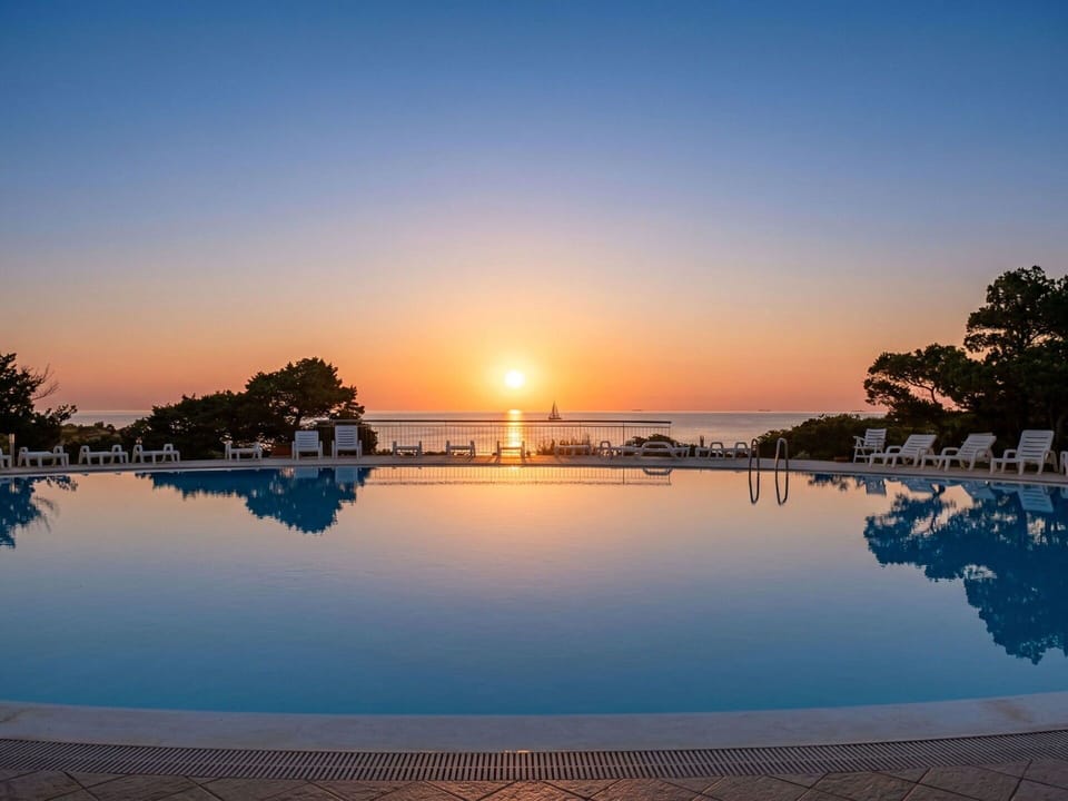 Water, Body Of Water, Horizon, Dusk, Afterglow, Sunset, Sea, Sunrise, Swimming Pool, Ocean