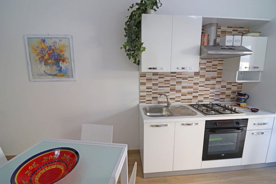 Kitchen Appliance, Kitchen, Major Appliance, Furniture, Wood, Interior Design, Flooring, Countertop, Cabinetry, Kitchen Stove