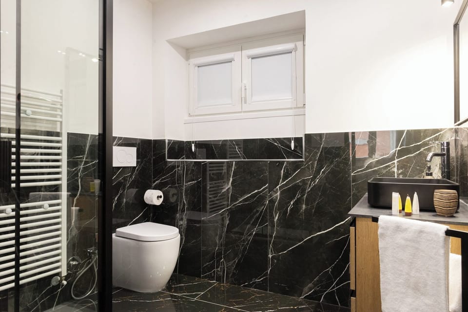 Superior Triple Room, 1 King Bed with Sofa bed, City View | Bathroom | Shower, free toiletries, hair dryer, bidet