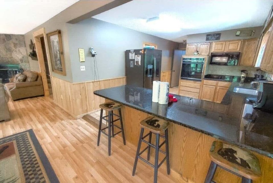 Cabin, 4 Bedrooms | Private kitchen | Coffee/tea maker, fridge, oven, toaster