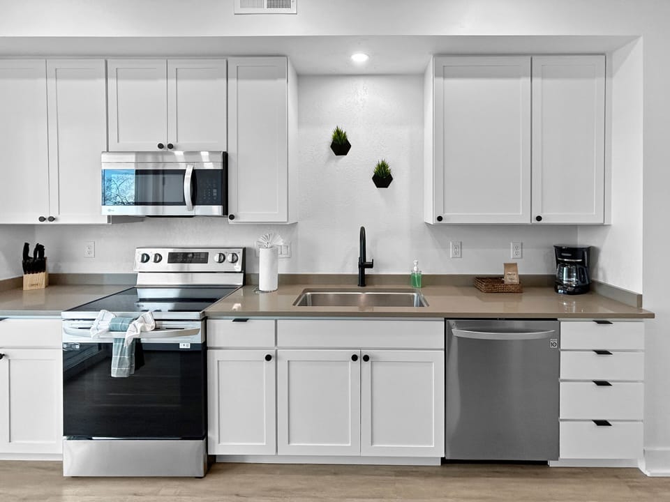 Townhome, 3 Bedrooms | Private kitchen | Fridge, oven, coffee/tea maker, toaster