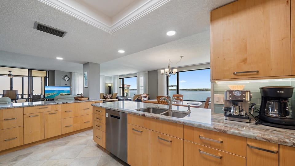 Condo, 2 Bedrooms | Private kitchen | Fridge, oven, coffee/tea maker, toaster
