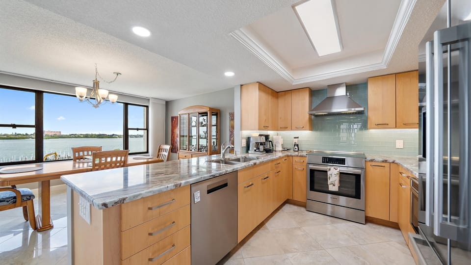 Condo, 2 Bedrooms | Private kitchen | Fridge, oven, coffee/tea maker, toaster