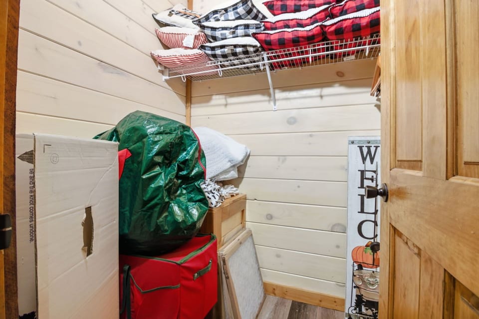 Signature Cabin, 1 Bedroom, Hot Tub | Room amenity
