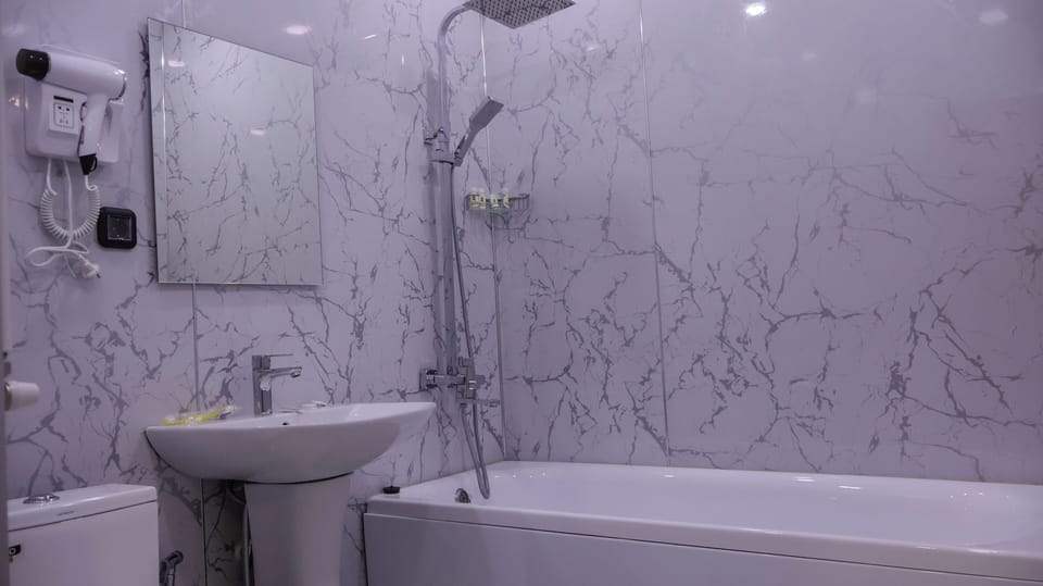 Executive Double Room | Bathroom | Slippers, towels, soap, shampoo