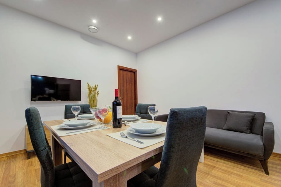 Apartment (1 Bedroom) | In-room dining