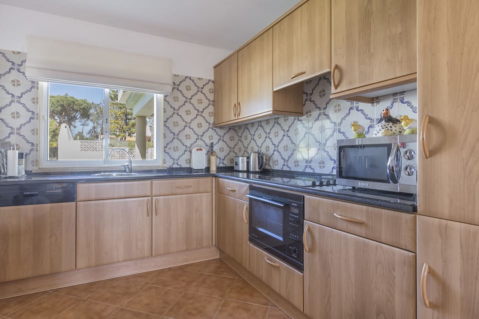 Full-size fridge, microwave, oven, stovetop