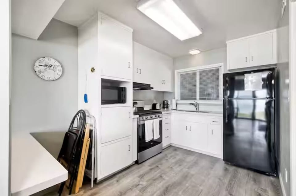 Prepare meals in this fully equipped, modern kitchen featuring spacious countertops, top-notch appliances, and bright open design. Perfect for cooking breakfast before a beach day or enjoying casual meals with family and friends.