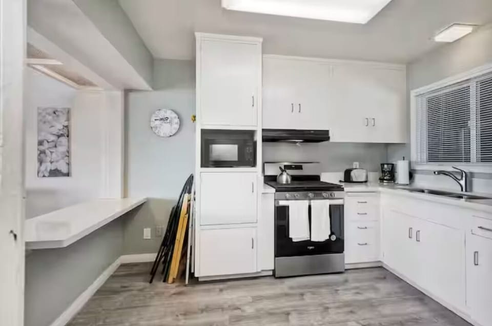 Prepare meals in this fully equipped, modern kitchen featuring spacious countertops, top-notch appliances, and bright open design. Perfect for cooking breakfast before a beach day or enjoying casual meals with family and friends.