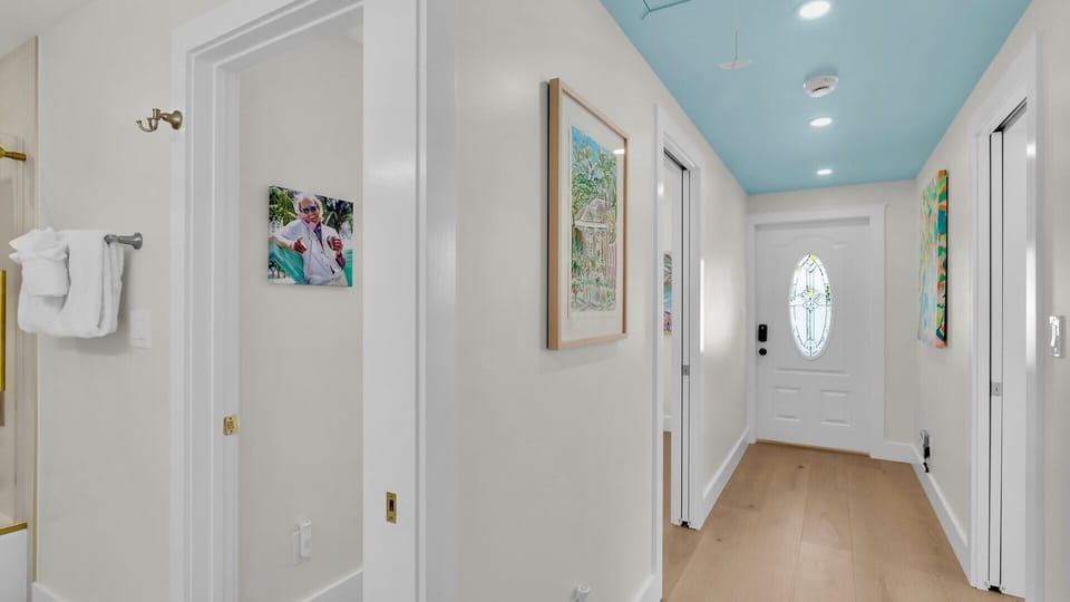 The second en-suite bathroom jack-n-jills to the main living space...