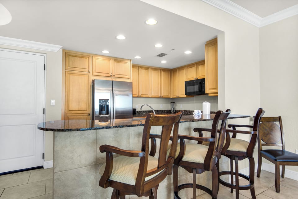 Eat-in kitchen bar seating
