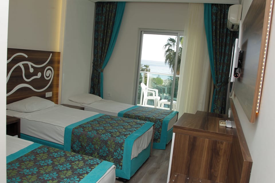 Standard Triple Room | Minibar, in-room safe, individually decorated, individually furnished