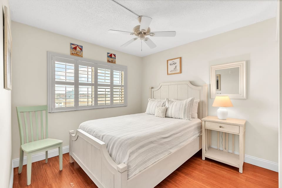 2nd Bedroom with Queen Bed