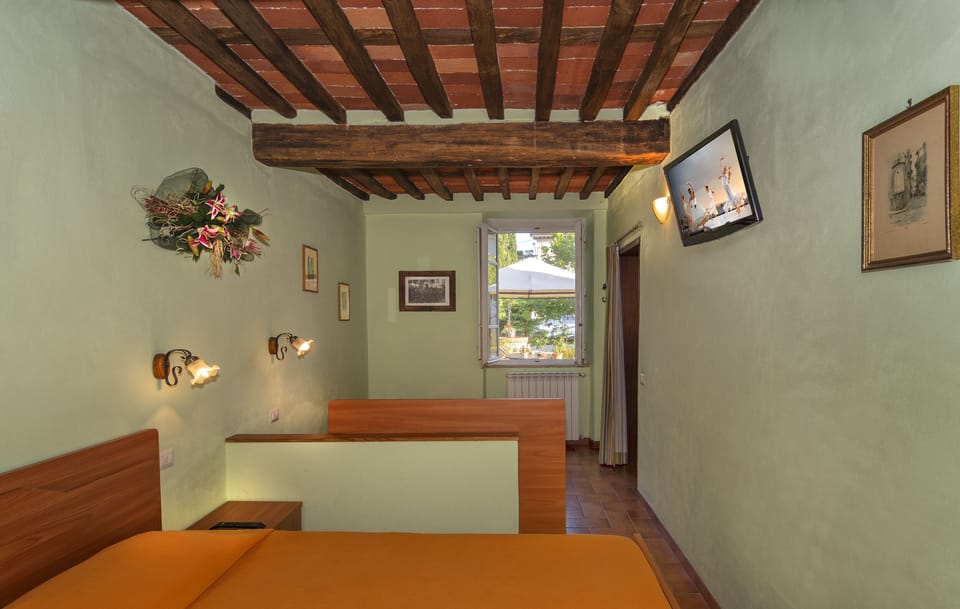 Twin Room | Desk, free cribs/infant beds, free WiFi, bed sheets