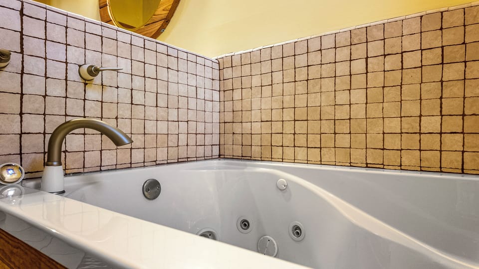 Full Bathroom (Primary) - En Suite w/ Walk-In Shower + Soaker Tub - Second Floor