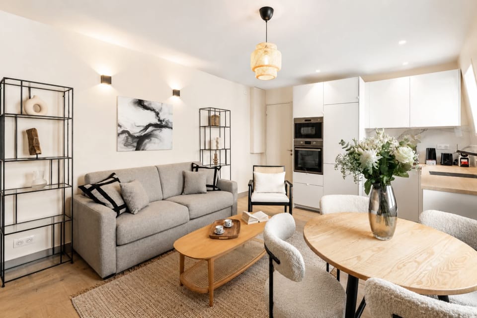 Cozy living room setup with a flat-screen TV and complimentary Wi-Fi for entertainment and connectivity.