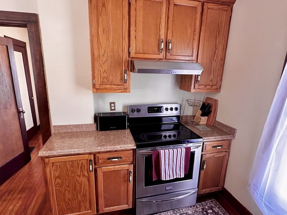 Mulberry House - Kitchen Stove and Countertop