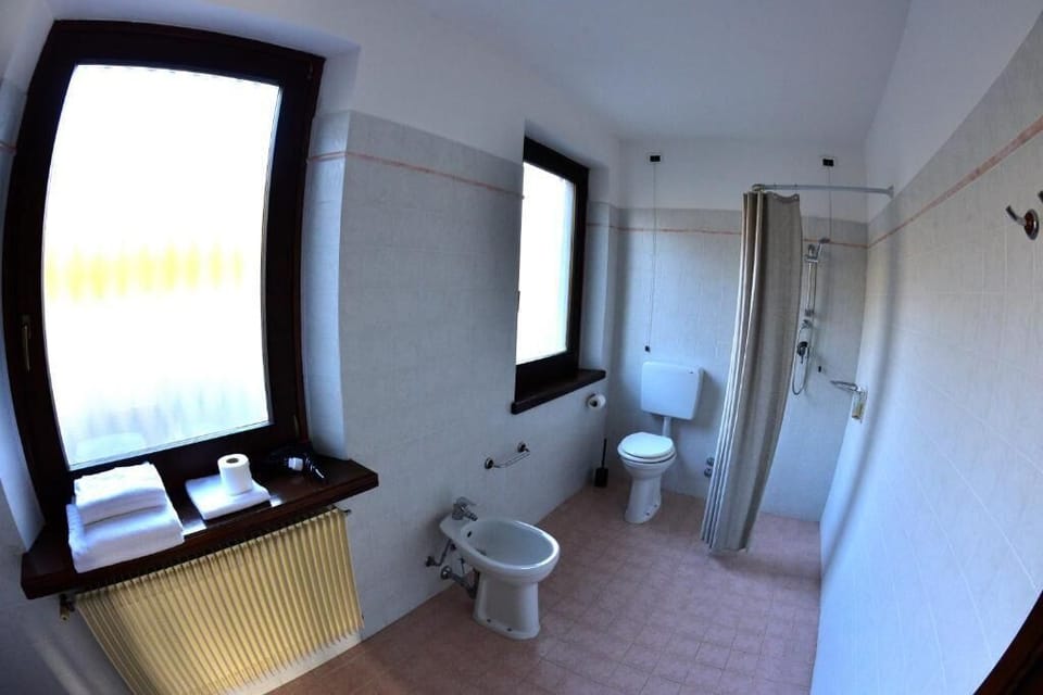 Classic Twin Room, Hill View | Bathroom
