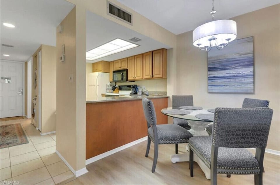 Open kitchen access, great for entertaining.