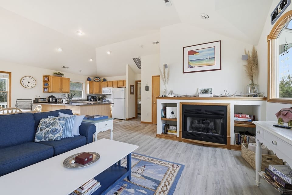 Home Decor, Furniture, Indoors, Living Room, Fireplace