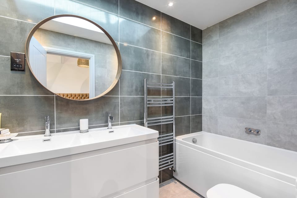 En-suite to bedroom 1