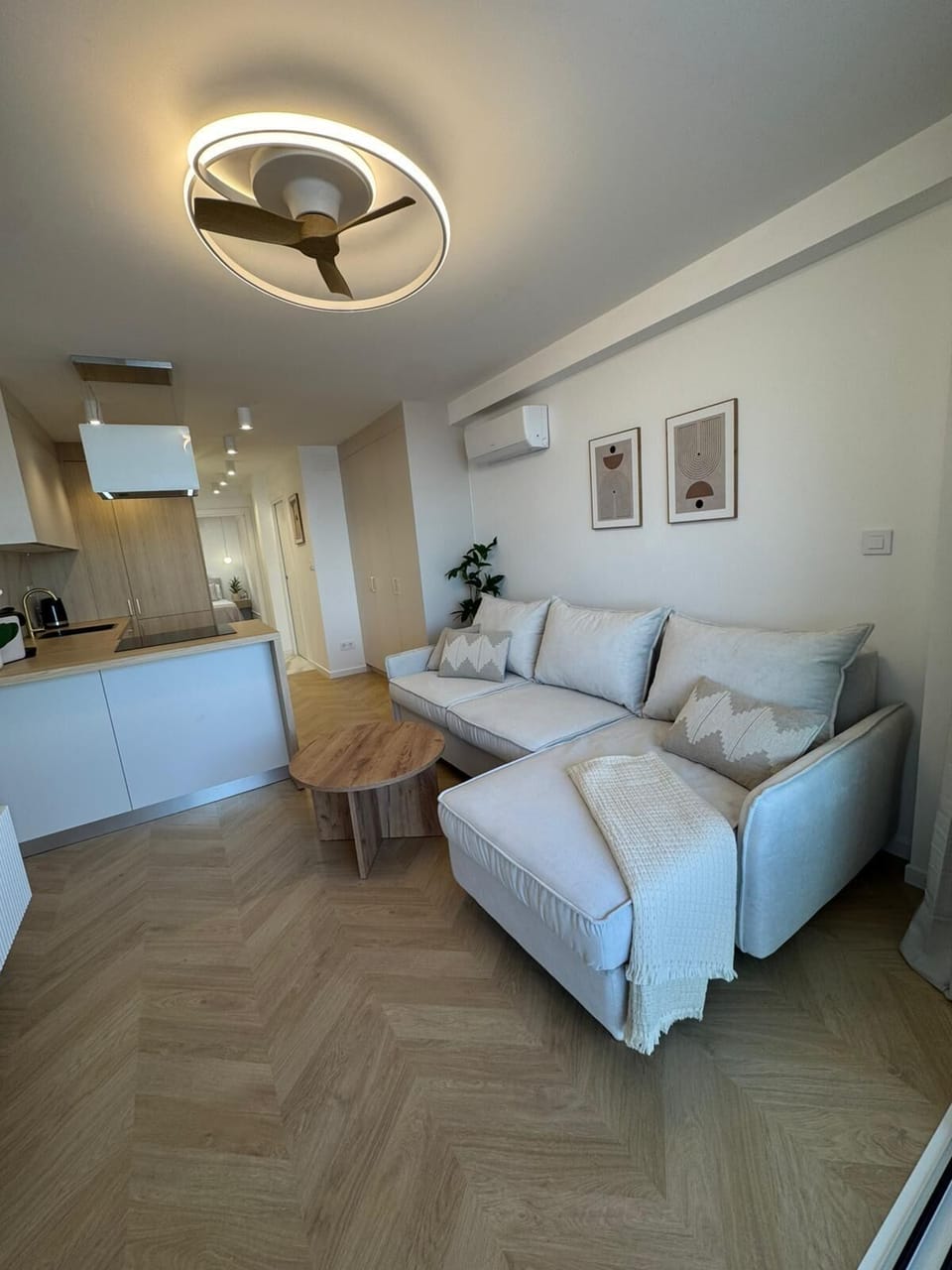 Comfort Apartment, Balcony, Beach View | Living area