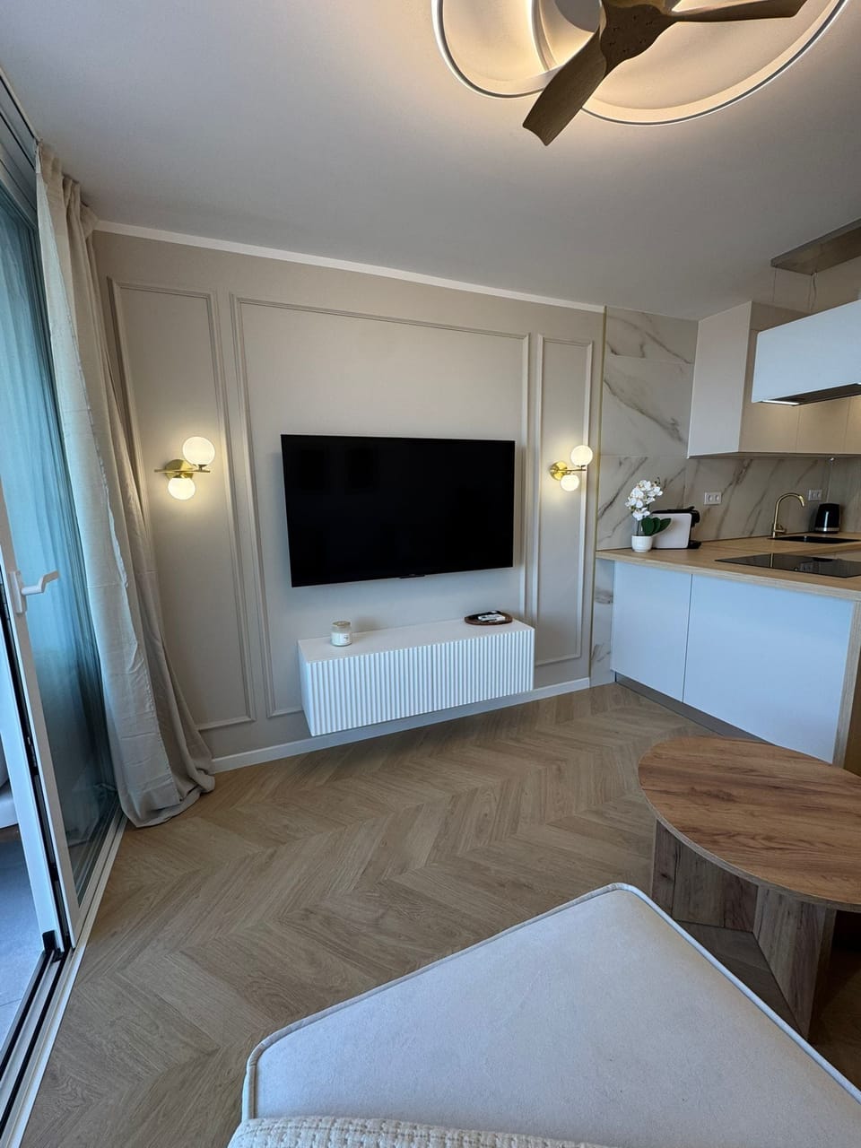 Comfort Apartment, Balcony, Beach View | Interior