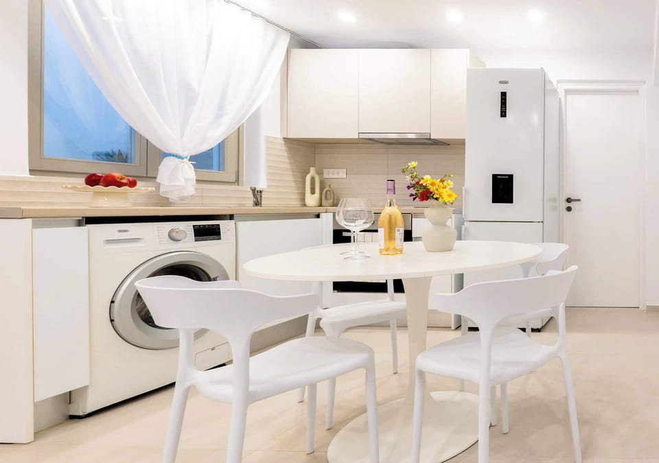 Fully equipped kitchenette with dining area and washing machine