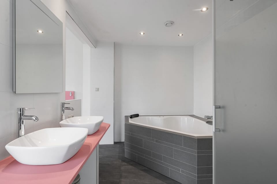 Honeymoon Double Room | Bathroom | Towels, soap, shampoo, toilet paper