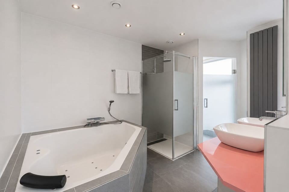Honeymoon Double Room | Bathroom | Towels, soap, shampoo, toilet paper